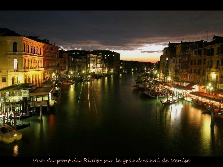Vue du pont du Rialto sur le grand canal de Venise 