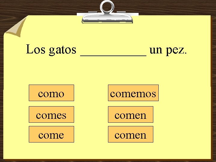 Los gatos _____ un pez. como comemos comen 