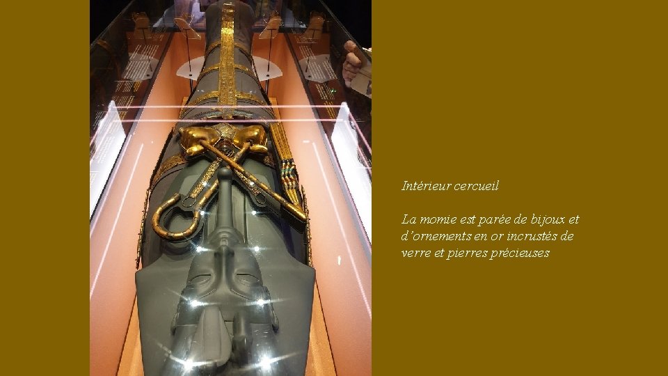 Intérieur cercueil La momie est parée de bijoux et d’ornements en or incrustés de