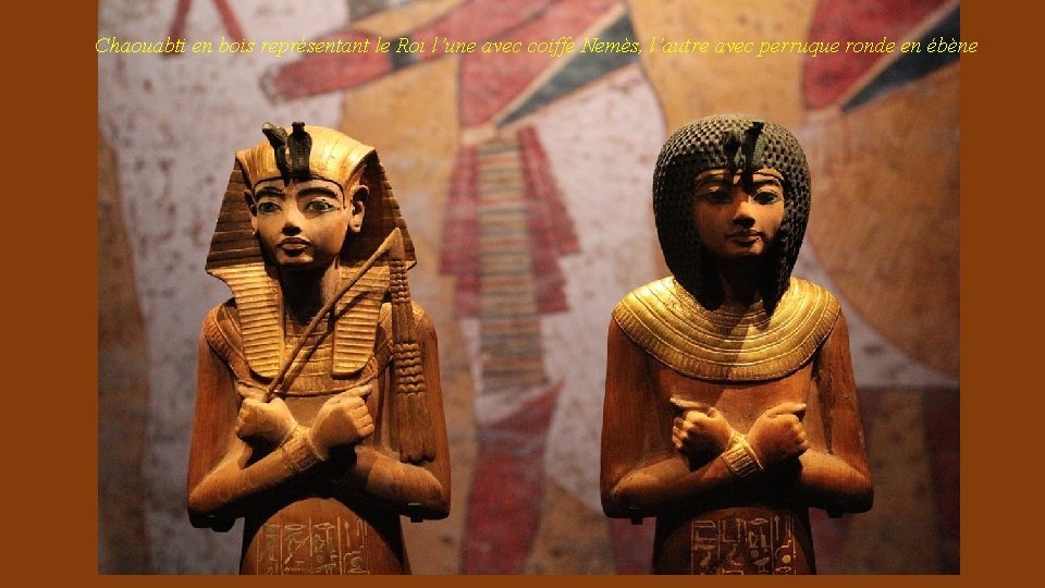 Chaouabti en bois représentant le Roi l’une avec coiffe Nemès, l’autre avec perruque ronde
