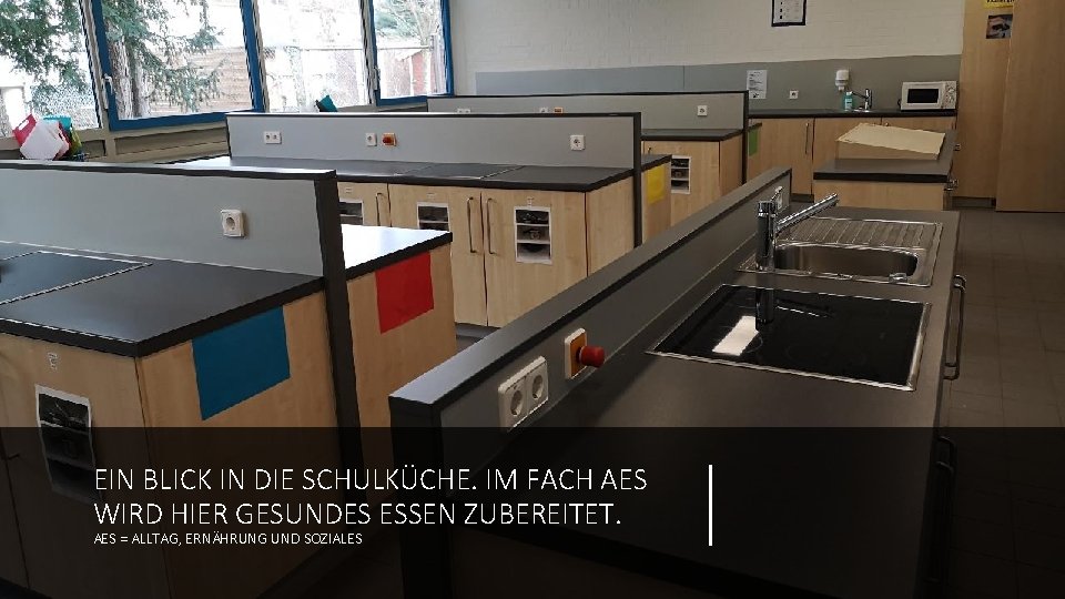 EIN BLICK IN DIE SCHULKÜCHE. IM FACH AES WIRD HIER GESUNDES ESSEN ZUBEREITET. AES