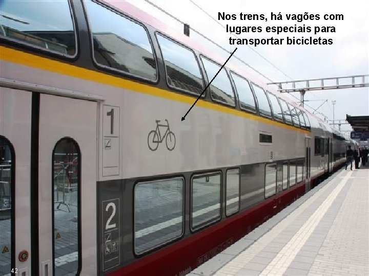 Nos trens, há vagões com lugares especiais para transportar bicicletas 42 