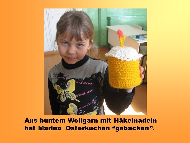 Aus buntem Wollgarn mit Häkelnadeln hat Marina Osterkuchen “gebacken”. 