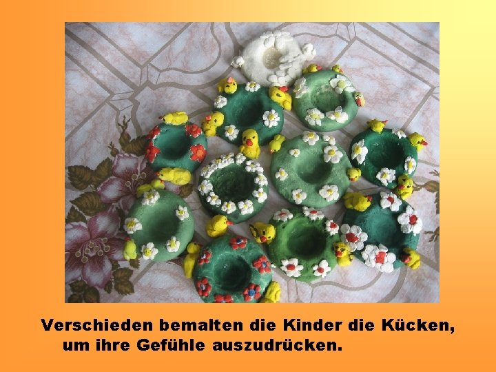 Verschieden bemalten die Kinder die Kücken, um ihre Gefühle auszudrücken. 