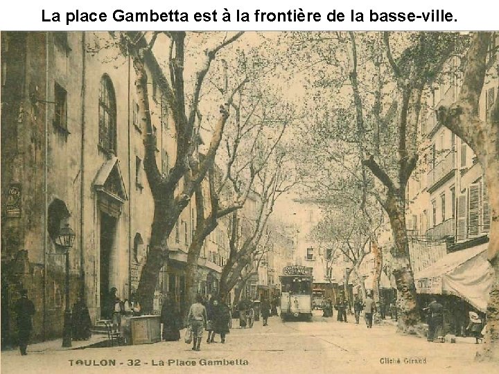 La place Gambetta est à la frontière de la basse-ville. 