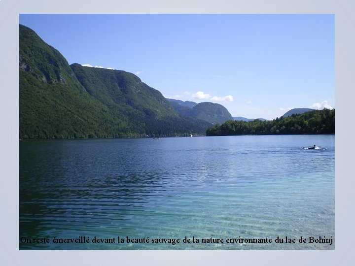 On reste émerveillé devant la beauté sauvage de la nature environnante du lac de