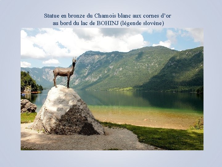 Statue en bronze du Chamois blanc aux cornes d’or au bord du lac de
