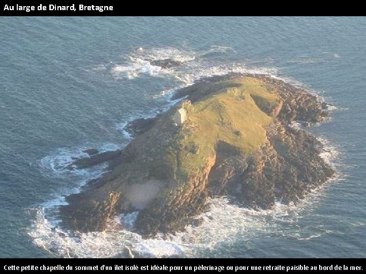 Au large de Dinard, Bretagne Cette petite chapelle du sommet d'un îlet isolé est