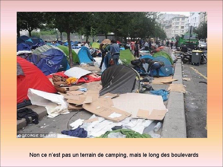 Non ce n’est pas un terrain de camping, mais le long des boulevards 