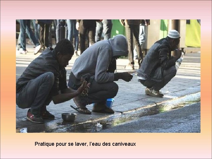 Pratique pour se laver, l’eau des caniveaux 