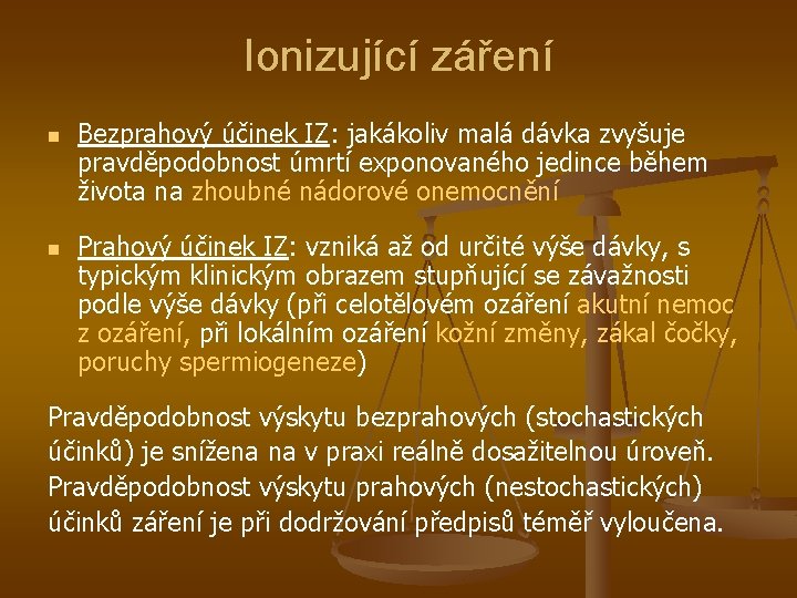 Ionizující záření n n Bezprahový účinek IZ: jakákoliv malá dávka zvyšuje pravděpodobnost úmrtí exponovaného