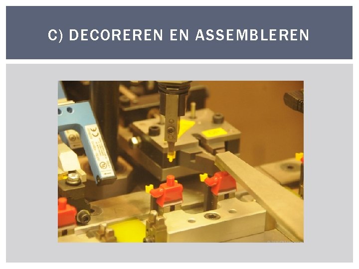 C) DECOREREN EN ASSEMBLEREN 