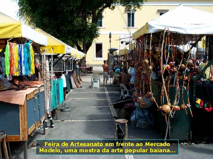 Feira de Artesanato em frente ao Mercado Modelo, uma mostra da arte popular baiana.