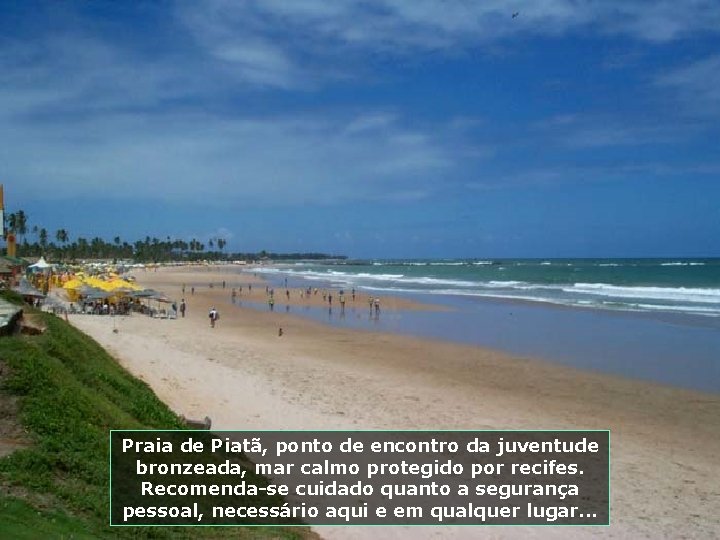 Praia de Piatã, ponto de encontro da juventude bronzeada, mar calmo protegido por recifes.