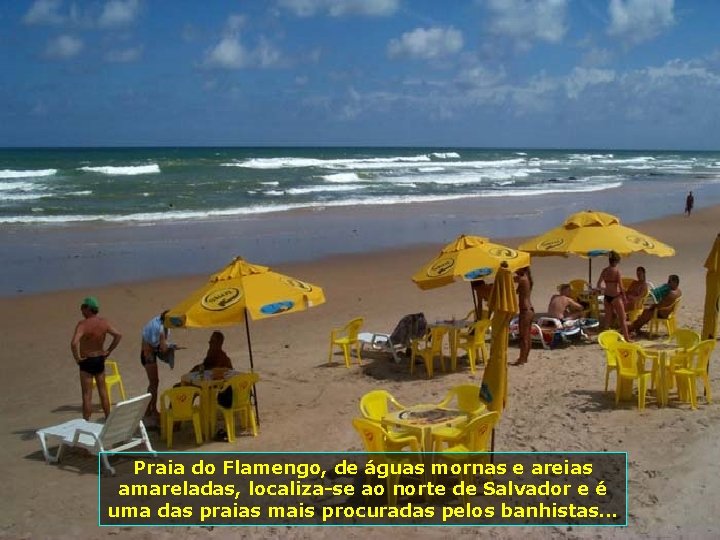 Praia do Flamengo, de águas mornas e areias amareladas, localiza-se ao norte de Salvador