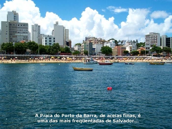 A Praia do Porto da Barra, de areias finas, é uma das mais freqüentadas