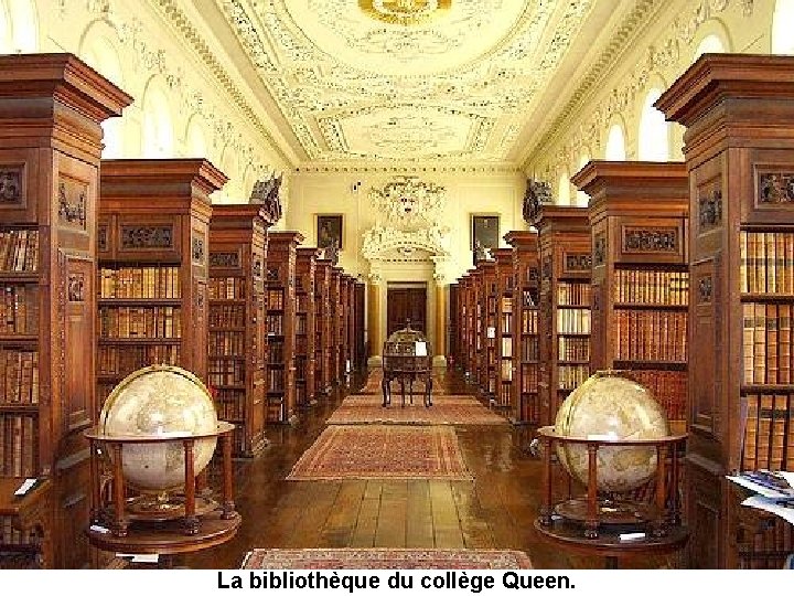 La bibliothèque du collège Queen. 
