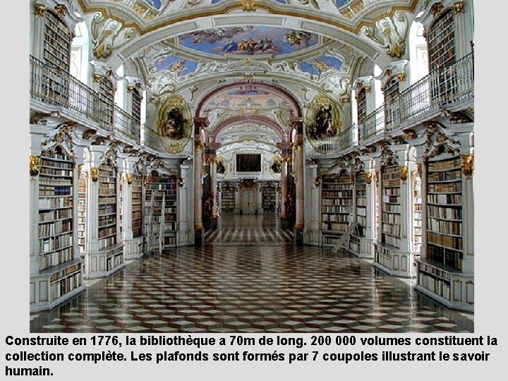 Construite en 1776, la bibliothèque a 70 m de long. 200 000 volumes constituent