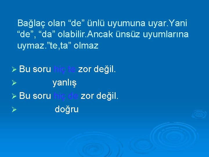 Bağlaç olan “de” ünlü uyumuna uyar. Yani “de”, “da” olabilir. Ancak ünsüz uyumlarına uymaz.