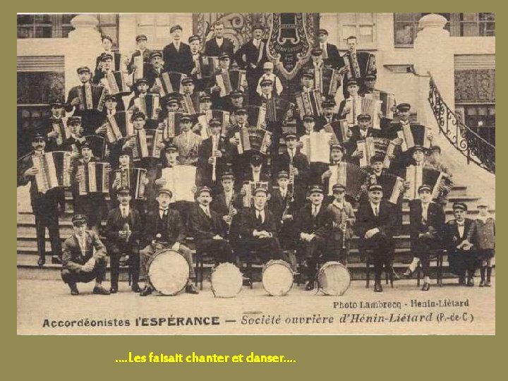 …. Les faisait chanter et danser…. 