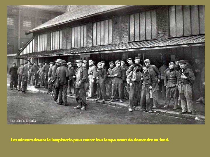 Les mineurs devant la lampisterie pour retirer leur lampe avant de descendre au fond.