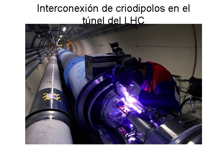 Interconexión de criodipolos en el túnel del LHC 