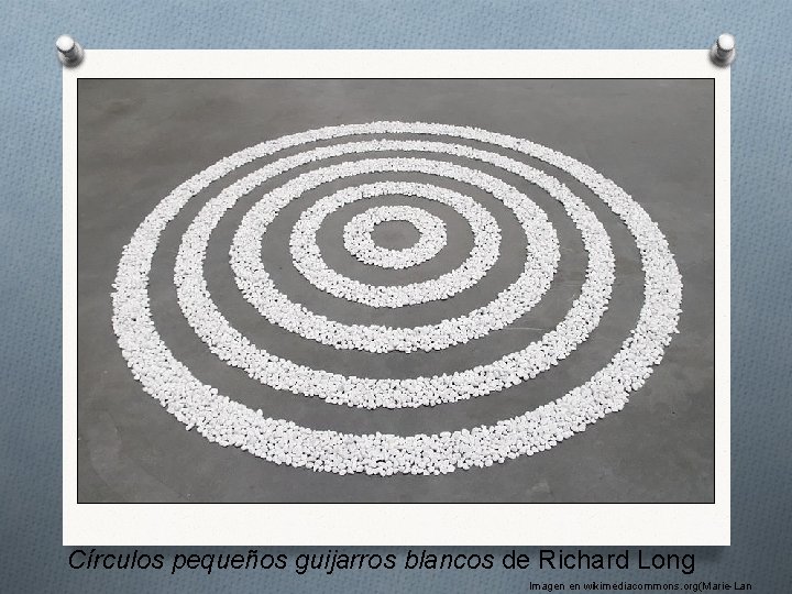 Círculos pequeños guijarros blancos de Richard Long Imagen en wikimediacommons. org(Marie-Lan 