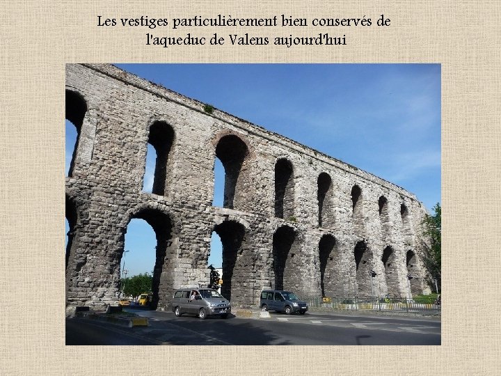 Les vestiges particulièrement bien conservés de l'aqueduc de Valens aujourd'hui 