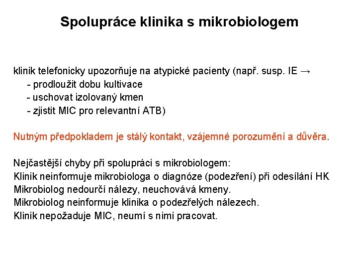 Spolupráce klinika s mikrobiologem klinik telefonicky upozorňuje na atypické pacienty (např. susp. IE →