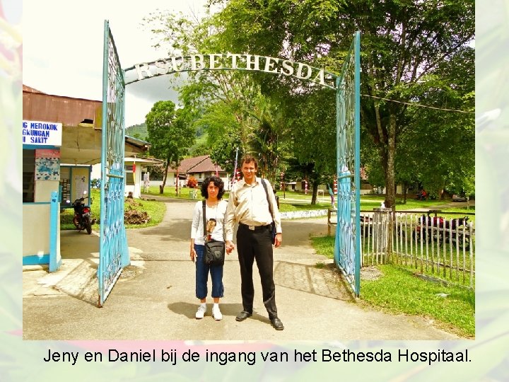 Jeny en Daniel bij de ingang van het Bethesda Hospitaal. 