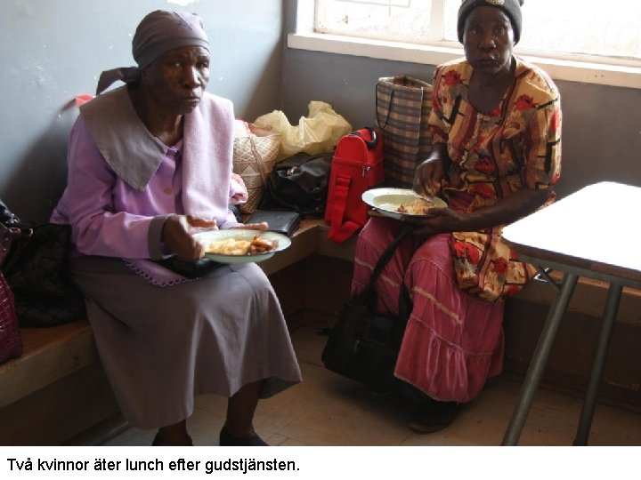 Två kvinnor äter lunch efter gudstjänsten. 