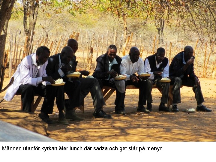 Männen utanför kyrkan äter lunch där sadza och get står på menyn. 