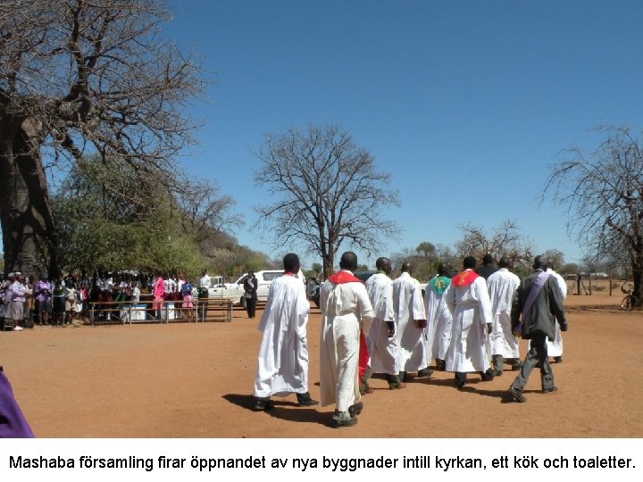 Mashaba församling firar öppnandet av nya byggnader intill kyrkan, ett kök och toaletter. 