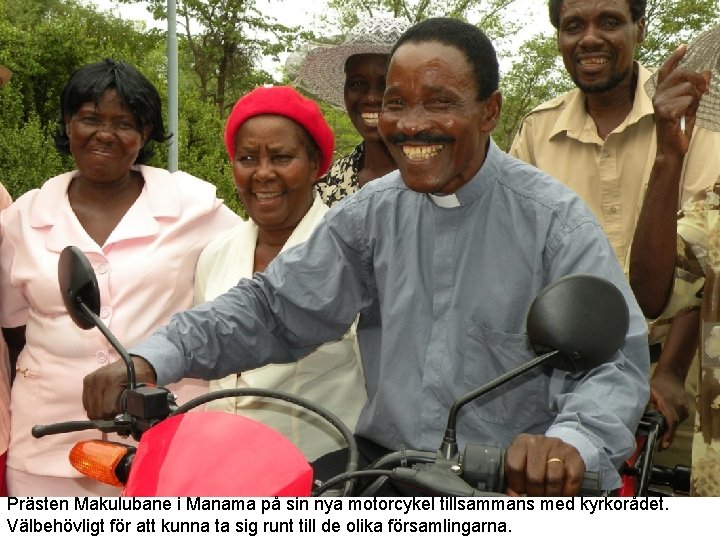 Prästen Makulubane i Manama på sin nya motorcykel tillsammans med kyrkorådet. Välbehövligt för att
