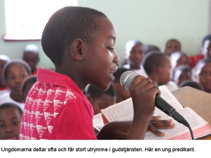 Ungdomarna deltar ofta och får stort utrymme i gudstjänsten. Här en ung predikant. 
