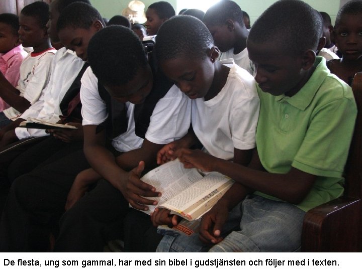 De flesta, ung som gammal, har med sin bibel i gudstjänsten och följer med