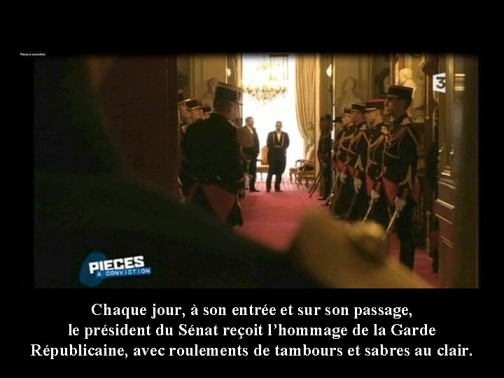 Chaque jour, à son entrée et sur son passage, le président du Sénat reçoit