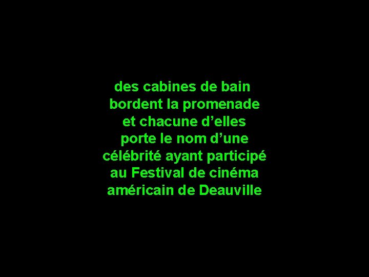 des cabines de bain bordent la promenade et chacune d’elles porte le nom d’une