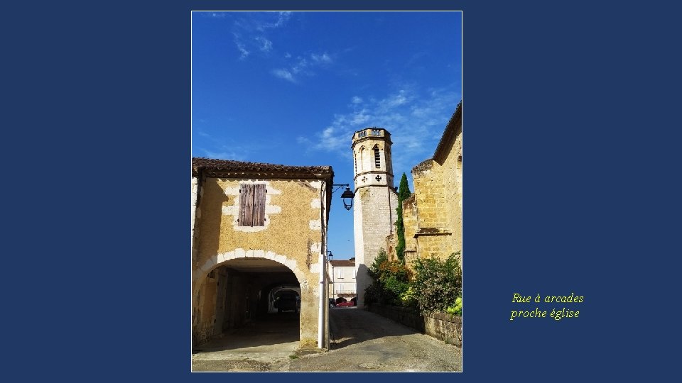 Rue à arcades proche église 