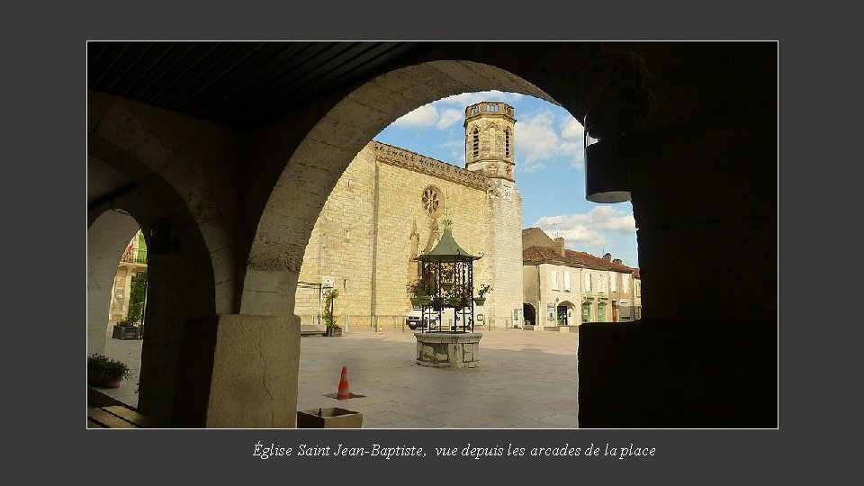 Église Saint Jean-Baptiste, vue depuis les arcades de la place 