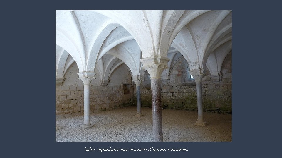 Salle capitulaire aux croisées d’ogives romaines. 