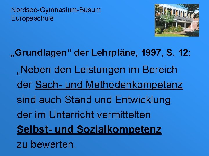 Nordsee-Gymnasium-Büsum Europaschule „Grundlagen“ der Lehrpläne, 1997, S. 12: „Neben den Leistungen im Bereich der