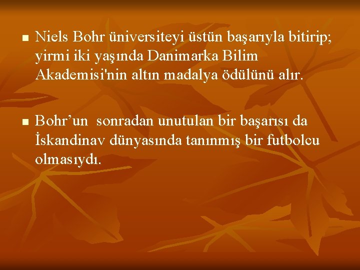 n n Niels Bohr üniversiteyi üstün başarıyla bitirip; yirmi iki yaşında Danimarka Bilim Akademisi'nin