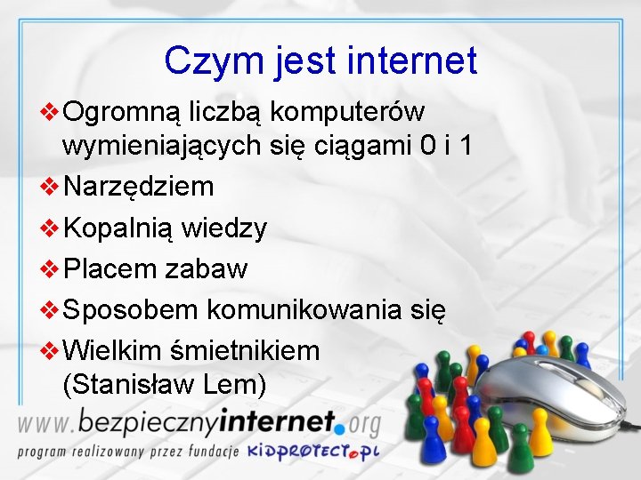 Czym jest internet v Ogromną liczbą komputerów wymieniających się ciągami 0 i 1 v