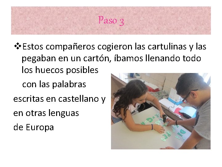 Paso 3 v. Estos compañeros cogieron las cartulinas y las pegaban en un cartón,