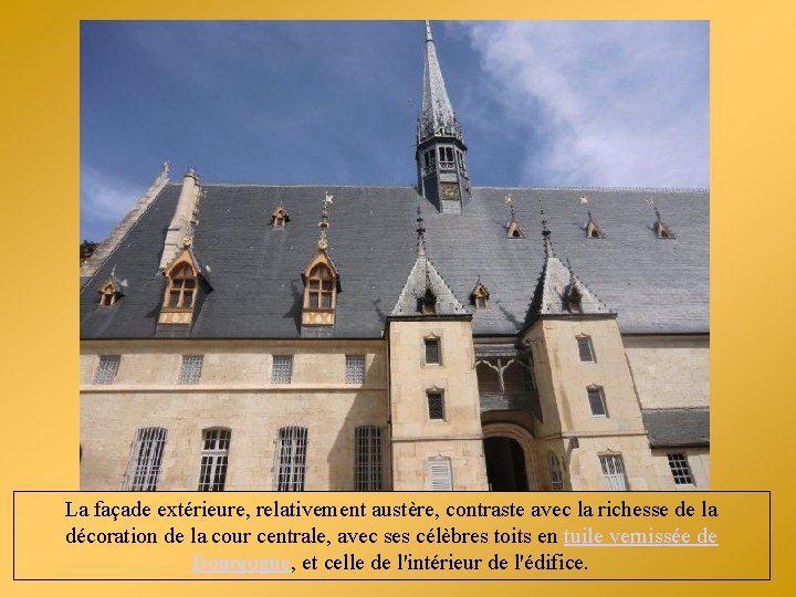 La façade extérieure, relativement austère, contraste avec la richesse de la décoration de la