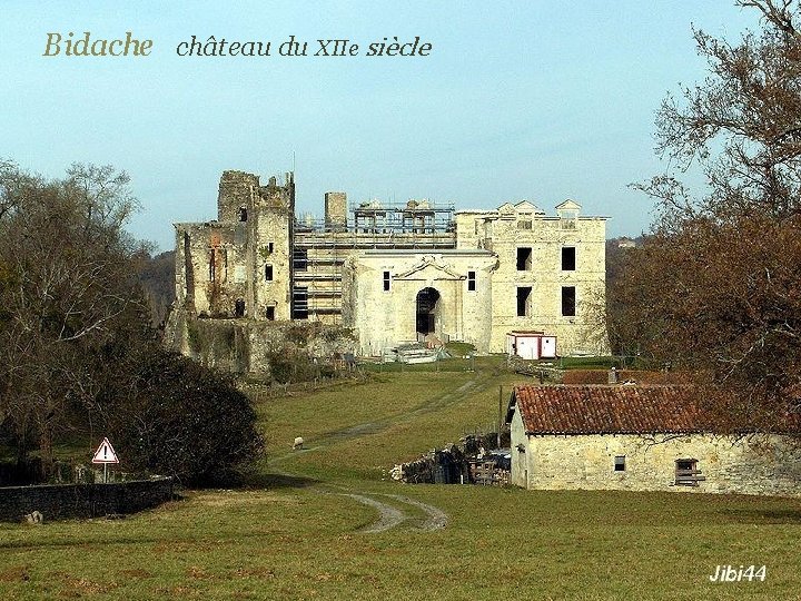 Bidache château du XIIe siècle 