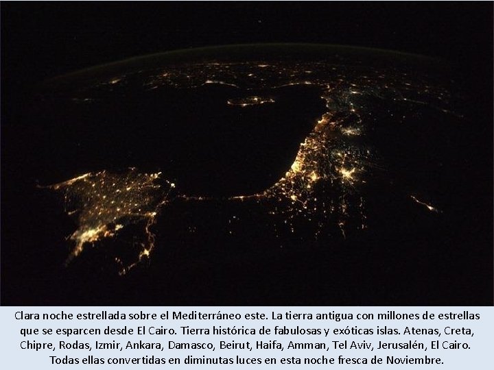 Clara noche estrellada sobre el Mediterráneo este. La tierra antigua con millones de estrellas