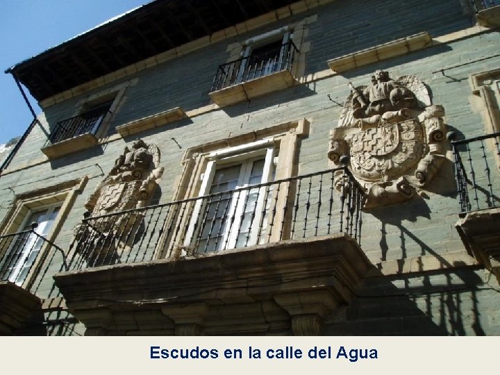 Escudos en la calle del Agua 