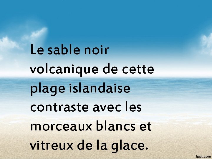 Le sable noir volcanique de cette plage islandaise contraste avec les morceaux blancs et